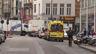 V Bruseli vyvolal poplach podozrivý muž v kabáte s trčiacimi drôtmi