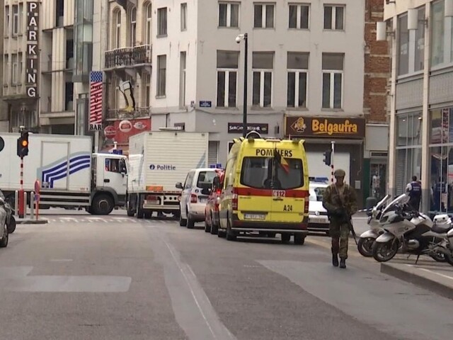 V Bruseli vyvolal poplach podozrivý muž v kabáte s trčiacimi drôtmi