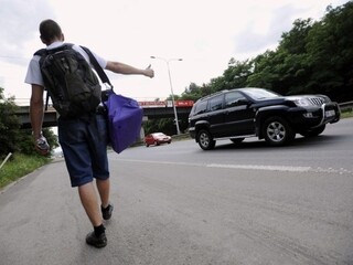 Stopár prepadol matku s dieťaťom, polícia pozná jeho totožnosť