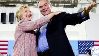 Clintonová si ako spolukandidáta vybrala senátora Tima Kaina