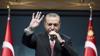 Dekrét s Erdoganovým podpisom nariaďuje zatvoriť tisíc škôl