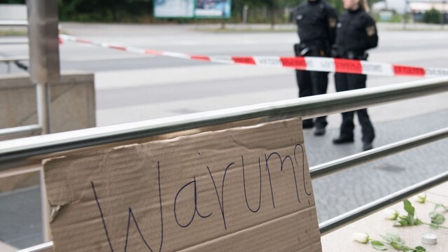 Inšpiroval sa Breivikom? Útočník sa mal zaujímať o masové streľby