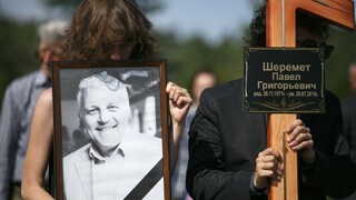 V Bielorusku pochovali novinára, ktorého na Ukrajine zabila nálož