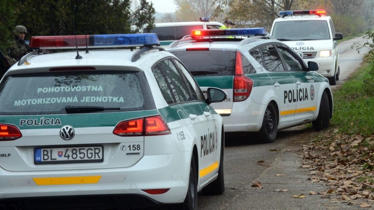 polícia policajt policajné auto ilu 1140 px (TASR/Štefan Puškáš)