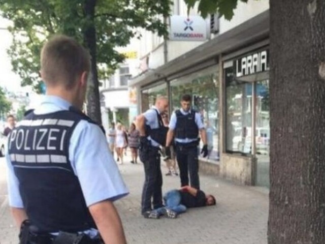 V Nemecku zabíjal sýrsky utečenec s mačetou, obeťou je žena