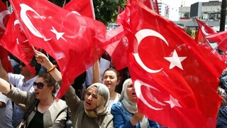 Čistky v Turecku sa dotkli aj novinárov, vydali na nich zatykače