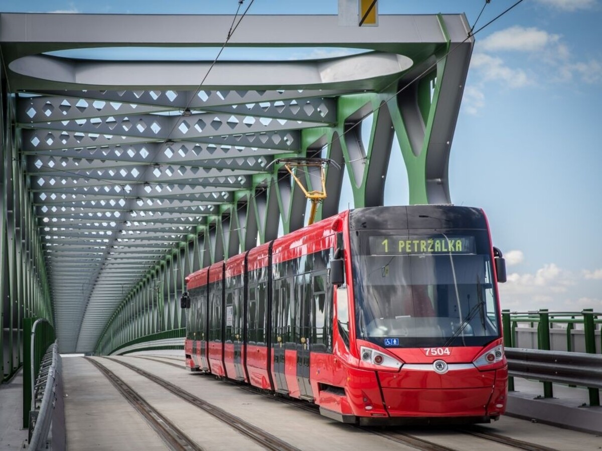 električka Starý most Petržalka 1140 px (SITA/Marko Erd)