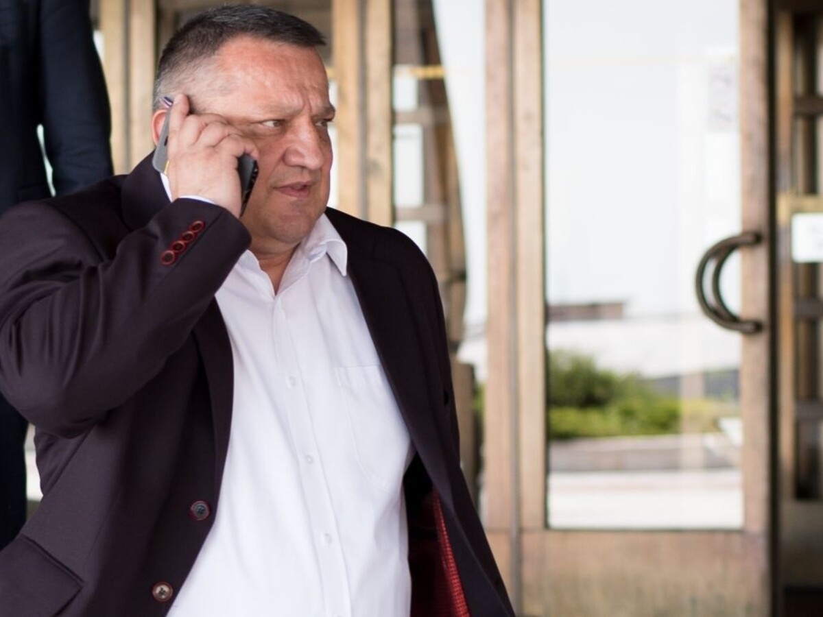 Pätica poslancov Siete chce nového predsedu, podporí Adamčíka