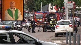 Ozbrojenca z francúzskeho kostola monitorovala polícia, nosil náramok