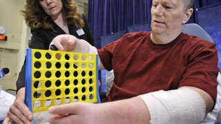 Je prvým človekom s transplantovanými rukami, no už ich nechce