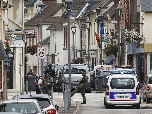 Vrahom kňaza bol tínedžer, ktorého zmenil útok na Charlie Hebdo