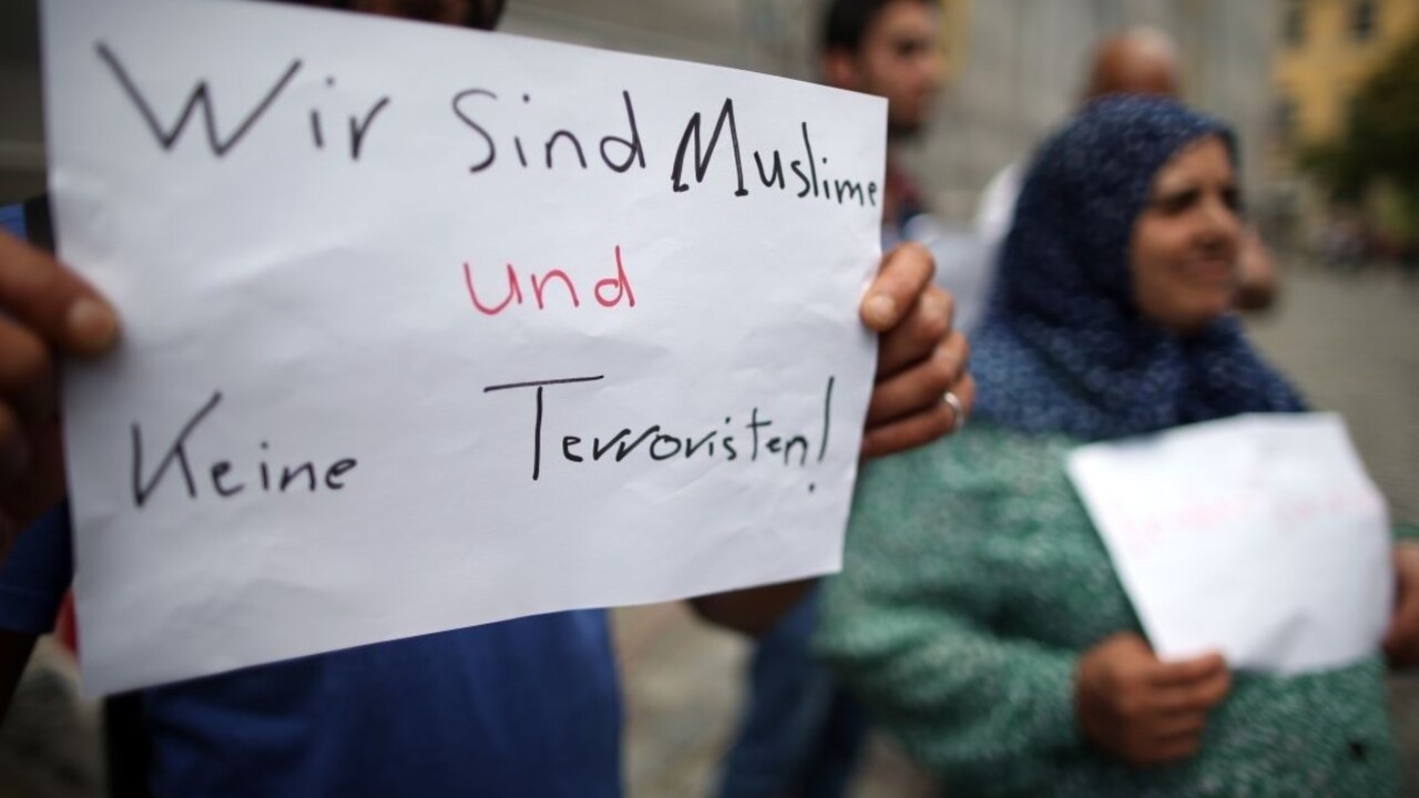 Nemeckí populisti chcú moslimom okamžite pozastaviť azyly