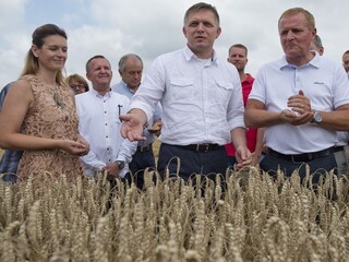 Fico kontroloval žatvu, úroda vraj bude ešte lepšia ako vlani
