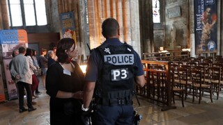 Zavraždeného kňaza si uctili veľkolepo, do Notre Dame prišiel aj prezident
