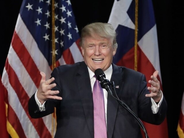 Trump poprel svoje väzby na Rusko, od uniknutých e-mailov dáva ruky preč