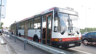 Otec so synom zbili vodiča a vyhodili ho z autobusu