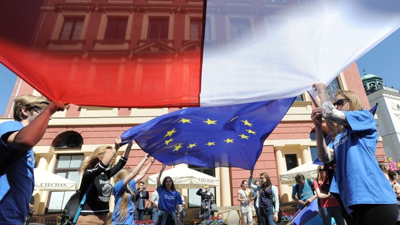 Poľsko Európska únia vlajky ilu 1140 px (SITA/AP)