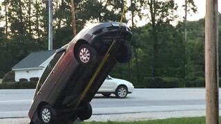 Navigáciu poslúchla až príliš rýchlo, auto skončilo zavesené na drôtoch