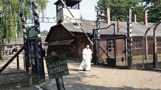 Pápež navštívil Osvienčim, modlitbou si uctil obete holokaustu