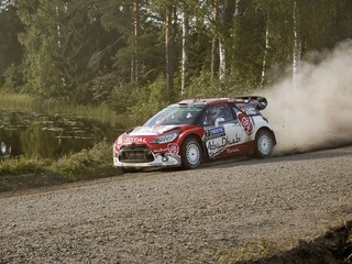 Brit Meeke lídrom Rely Fínska, favorizovaný Ogier havaroval