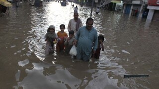 Bleskové povodne v Pakistane strhli autobus so svadobčanmi