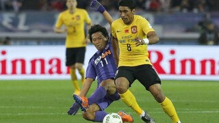 Paulinho sa pohral s obranou súpera a predviedol futbalovú sambu