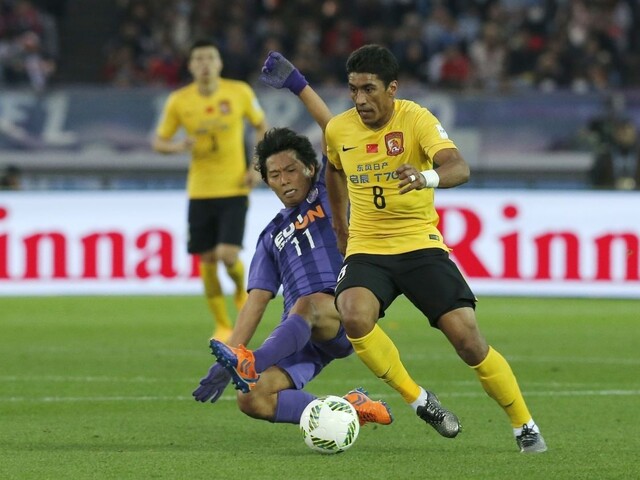 Paulinho sa pohral s obranou súpera a predviedol futbalovú sambu