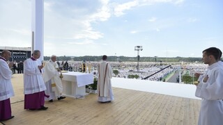 Pápež odletel do Ríma, návštevu Poľska zavŕšil slávnostnou omšou