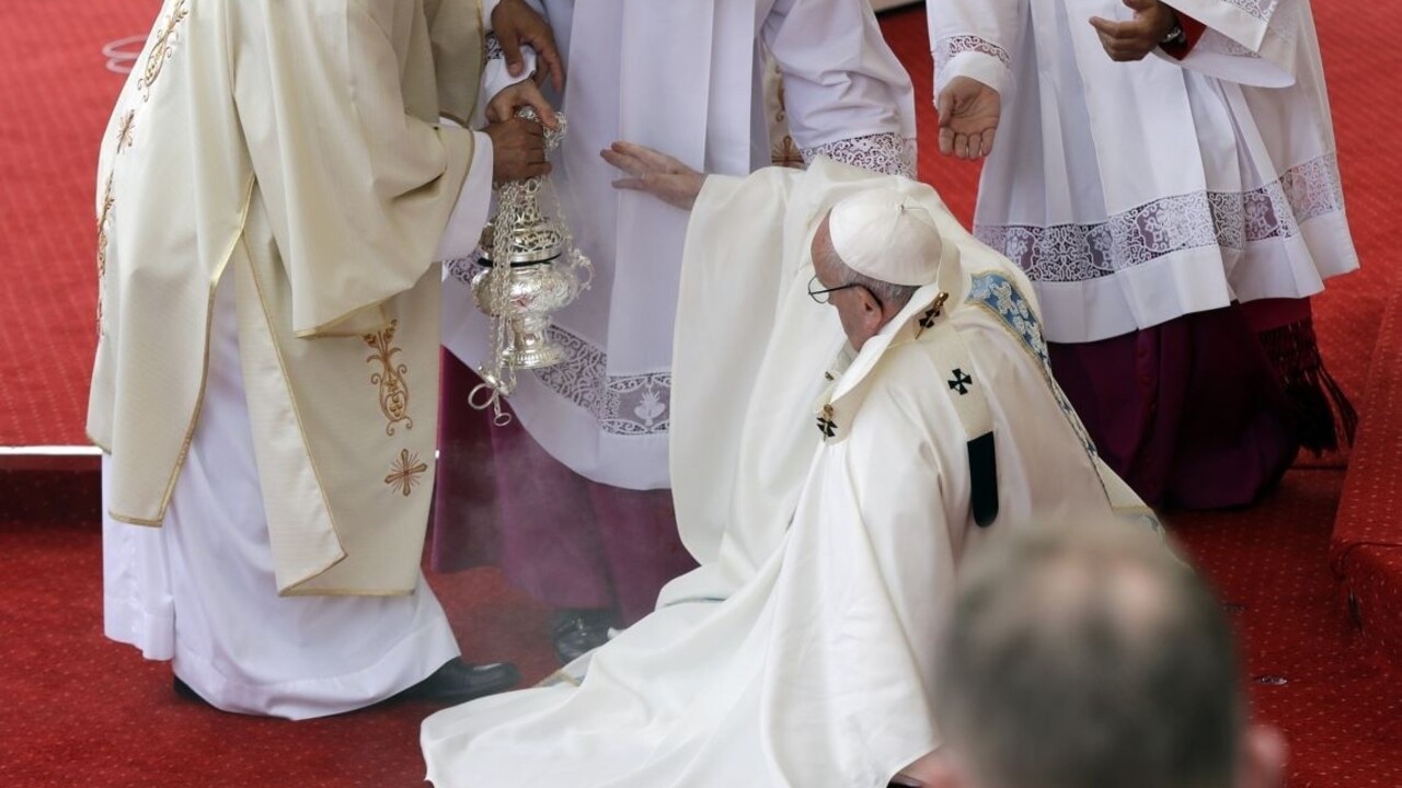 Pápež vysvetlil, prečo spadol: Zapozeral som sa na Pannu Máriu