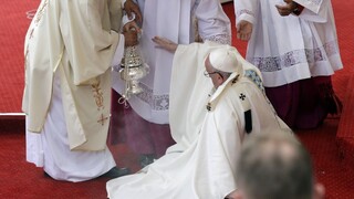 Pápež vysvetlil, prečo spadol: Zapozeral som sa na Pannu Máriu