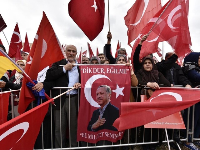 Zadržali údajných strojcov Erdoganovho únosu, pomohli vrtuľníky aj drony