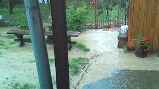 Hasiči pre búrky hlásia stovky výjazdov, odtrhlo aj reklamu na R1