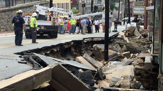 Počasie v USA spôsobuje problémy, krajinu sužujú povodne i požiare