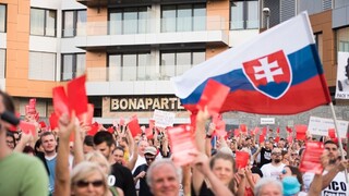Ľudia sa opäť zišli pred Bonaparte, protestovali aj v Trenčíne