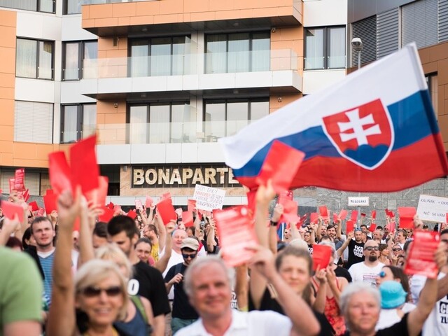 Ľudia sa opäť zišli pred Bonaparte, protestovali aj v Trenčíne