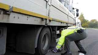 Policajti zastavili v Nemecku český kamión. Našli v ňom zdrogovaného vodiča a tony nezaistenej výbušniny