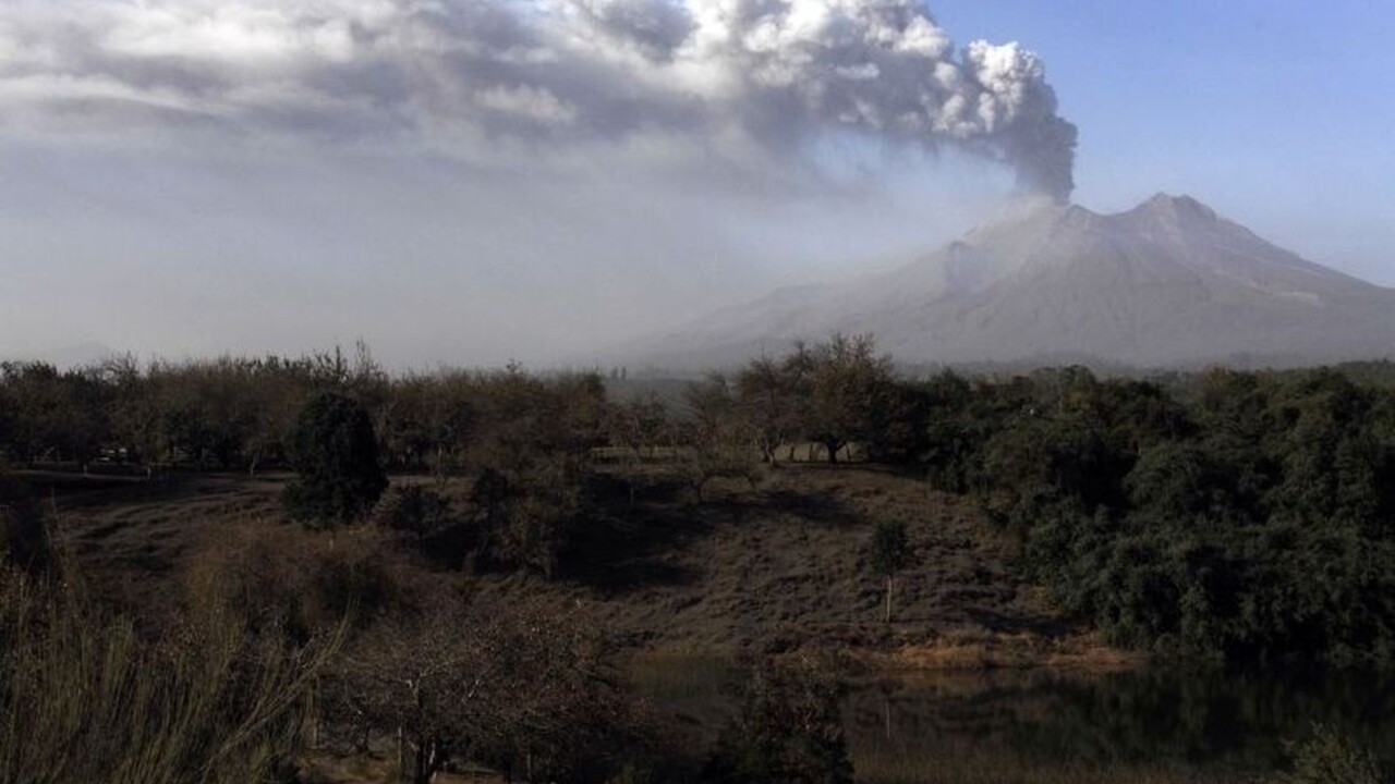 Výbuchy troch sopiek v Indonézii zatemnili oblohu a narušili lety