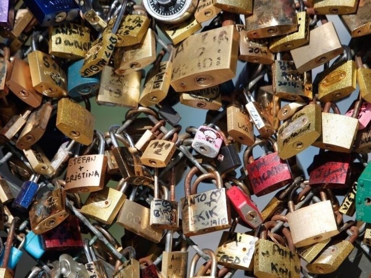 Prejavte lásku inak, odkazuje Paríž. Zámky na mostoch majú skončiť