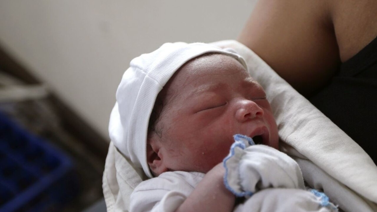 Austrália má najstaršiu rodičku, v Melbourne porodia šesťdesiatnička