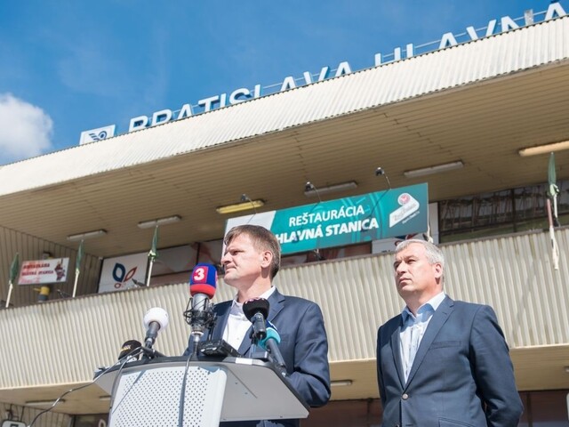 Zaplaťte aj chlapa s lopatou. Hlina sa pýta na miliónovú zákazku ŽSR