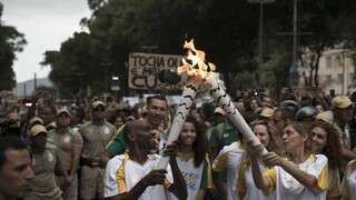 Olympijský oheň je už v dejisku hier, zapáli ho možno futbalová legenda