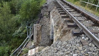 Vo Vysokých Tatrách sa zrútila časť železničného mosta