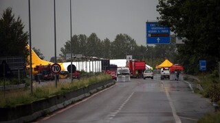 Lietadlo v Taliansku skĺzlo z dráhy a skončilo na diaľnici