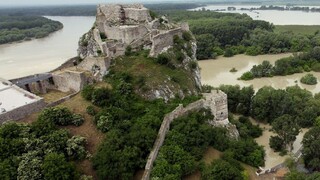 Bratislavský hrad Devín dobyli rytieri a nadšenci histórie
