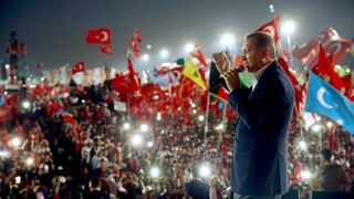 Istanbul zaplavili státisíce demonštrantov, Erdogan hovoril o treste smrti