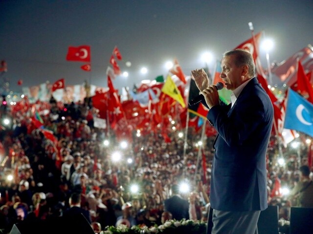 Istanbul zaplavili státisíce demonštrantov, Erdogan hovoril o treste smrti