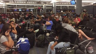 V Delta Airlines zrušili stovky letov, na letiskách uviazli tisíce ľudí