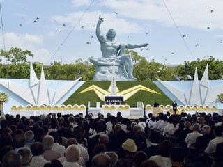 Japonsko si uctilo obete z Nagasaki. Kvetmi aj vedrami s vodou