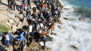 Taliani chcú presunúť migrantov z tábora pri hraniciach s Francúzskom