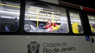 Na autobus v Riu útočil strelec, letiace črepiny zranili novinárov